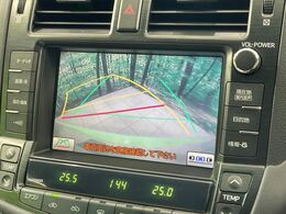 【バックカメラ】駐車時に後方がリアルタイム映像で確認できます。大型商業施設や立体駐車場での駐車時や、夜間のバック時に大活躍！運転スキルに関わらず、今や必須となった装備のひとつです！
