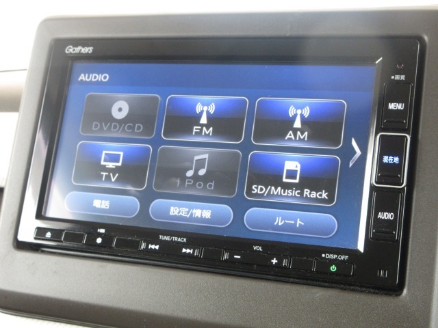 ナビゲーションはギャザズメモリーナビ（VXM-214VFi）を装着しております。AM、FM、CD、DVD再生、Bluetooth、音楽録音再生、フルセグTVがご使用いただけます。