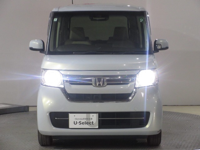 ハロゲンより明るく、より遠くまでさらなる安心感のあるLEDヘッドライトを採用。点灯忘れも防止できるオートライトコントロール機構付きです。