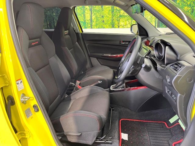 【専用スポーツシート】ホールド性に優れ、カーブ時の体が流れを抑制してくれます。また、体にフィットするから腰や背中が疲れにくく、ロングドライブや高速走行でも快適にお過ごしいただけます♪