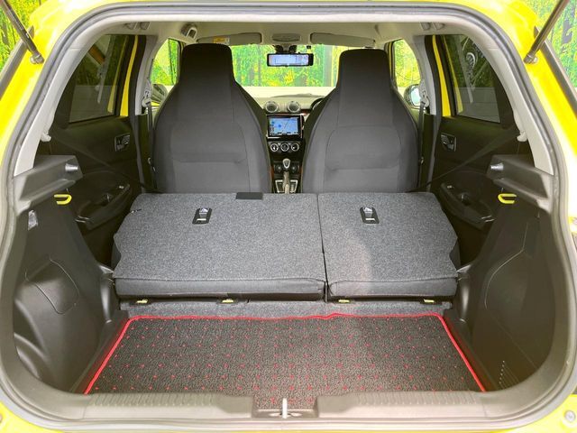 普段のお買い物や通勤、送迎等に十分な荷室スペースを確保しております。セカンドシートを倒すと、大きな荷物の積載も可能です♪