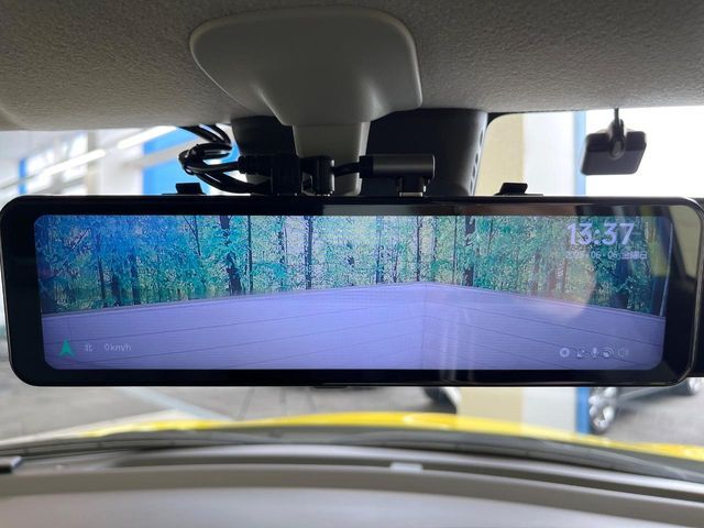 【デジタルインナーミラー】後席の大きな荷物や同乗者で後方が確認しづらい時でも安心！カメラが撮影した車両後方の映像をルームミラー内に表示。クリアな視界で状況の確認が可能です！