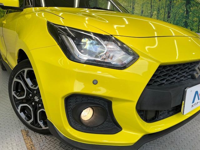 【LEDヘッドライト】悪天候や夜間走行時も良好な視界を確保し安心して運転できる高輝度LEDヘッドライトを装備！点灯速度が早く、消費電力も抑えられています。