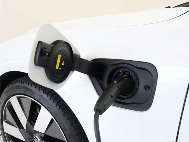 専用コードを接続するだけで簡単に充電が行えます。プラグインハイブリッドモデルT6 AWD PHEVは、走行中の充電のほか、自宅などに設置された充電機器からの充電が可能です。