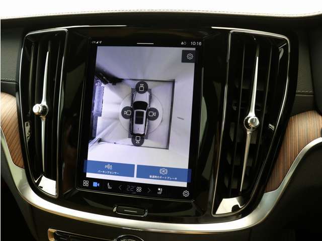 リアカメラによる後方の確認だけでなく、真上から見下ろすバードアイ映像を映し出す360度ビューカメラで、自車周辺の詳細な状況を確認できます。見通しが悪く狭い場所で車を取り回す際には心強い味方となります。