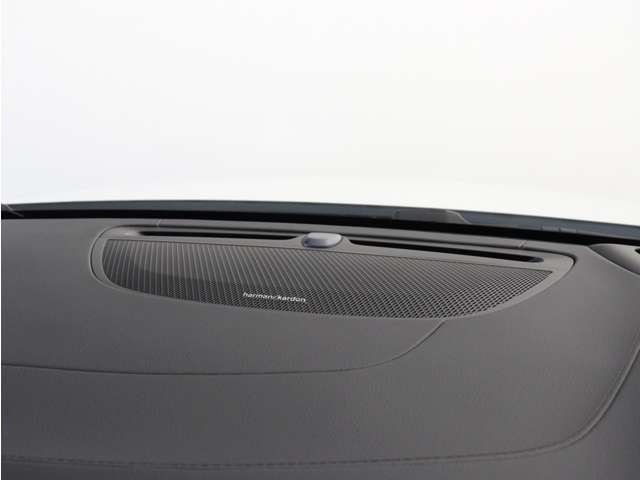【harman/kardon】世界のオーディオファン垂涎のプレミアムサウンドシステムを搭載。原音に近い音場空間を忠実に再現。乗る人すべてに最良の音響体験を提供します。