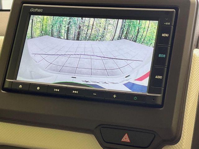 【バックカメラ】駐車時に後方がリアルタイム映像で確認できます。大型商業施設や立体駐車場での駐車時や、夜間のバック時に大活躍！運転スキルに関わらず、今や必須となった装備のひとつです！