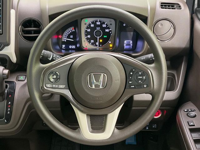 【ステアリングスイッチ】運転中、前方から目線をそらすことなく、オーディオ等の操作が可能な便利機能！安心＆快適なドライブを演出してくれます♪