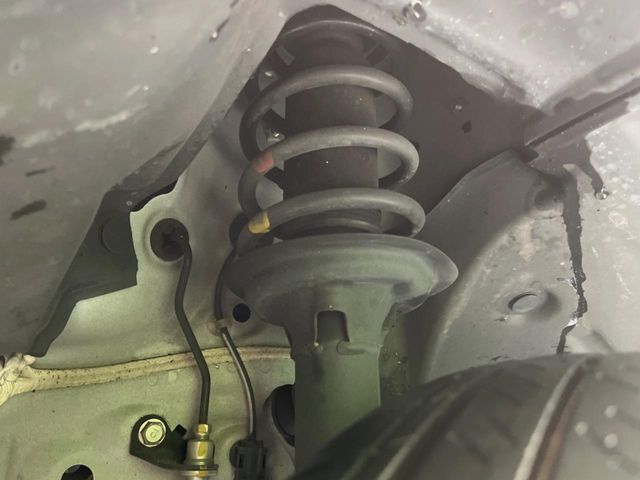 お車を安心してお乗りいただく為には、足回りの定期点検が欠かせません。サービスサポート（有償保証）では無料点検もご提供しており、安心のカーライフをお過ごしいただけるサポート体制が整っています。