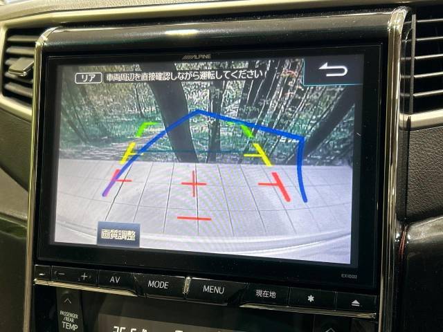 【バックカメラ】駐車時に後方がリアルタイム映像で確認できます。大型商業施設や立体駐車場での駐車時や、夜間のバック時に大活躍！運転スキルに関わらず、今や必須となった装備のひとつです！