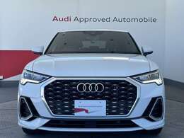 Audiの象徴であるシングルフレームグリルをよりワイドで低くシャープなデザインとすることでワイド＆ローのフォルムを協調しています。