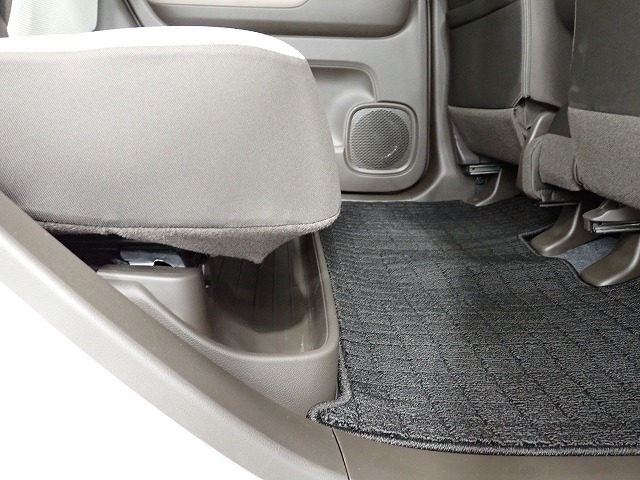 後席の足元には濡れた傘や汚れてしまった靴などを収納できるトレーがあります。