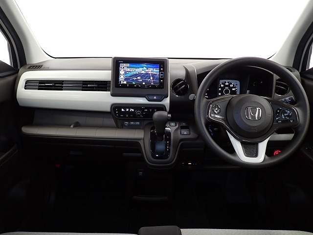 視界と視認性に優れたインパネまわりに統一感のあるデザインで全体をすっきりと。スイッチ類は見やすく分かりやすいレイアウトに。エンジンスタートはスタートボタンをワンプッシュ！