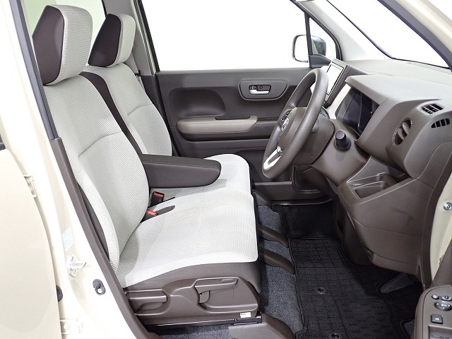 フロントシートはベンチシートで運転席と助手席の移動が楽々です。シートの高さも調整でき真ん中にはアームレストも装備されています！
