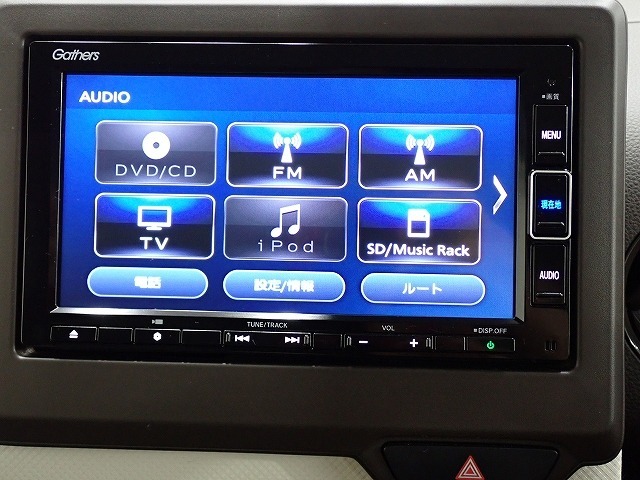 ホンダ純正ナビなのでダッシュボードにスッキリと収まっています。土地勘の無い所でも道に迷わず安心ですね！。AVも色々視聴でるのでドライブも楽しくなりますよ！