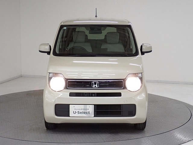 オートライトコントロールは暗くなるとヘッドライトを自動でつけてくれます。トンネルの多い郊外の道や、高速道路のトンネルを走行する時などは大変便利です。夕方、早目の点灯で安全も確保してくれます。