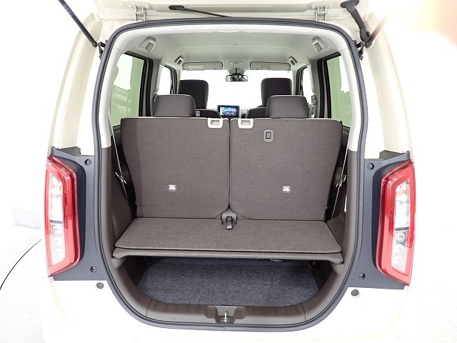 リアシートの後ろにはラゲッジスペースが確保されています。開口部も大きく床も低いので積み降ろしが楽です。