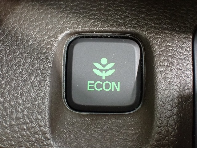 エンジン、エアコンなどを制御し低燃費な『ECONモード』に、また走りを楽しみたいとき、空調など快適性を重視したいときにはスイッチOFFで通常モードに切り替えができます！