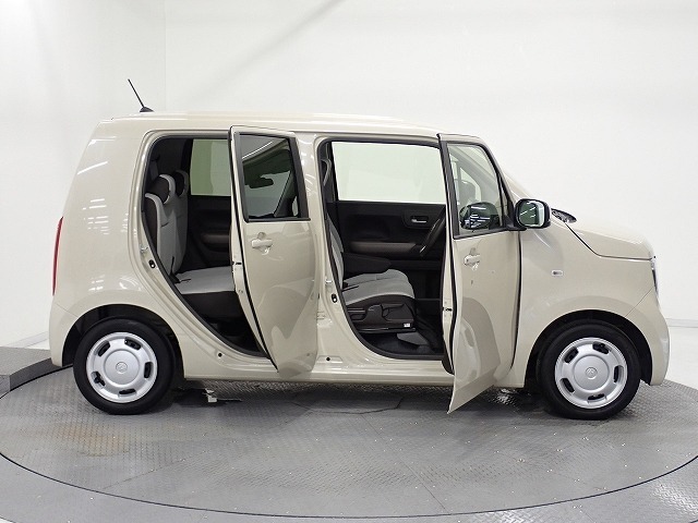 Honda独自のセンタータンクレイアウト、低床設計で床が低くドアも大きく開きますので、女性やお子様、ご年配の方にも一段と乗り降りがしやすくなっています。