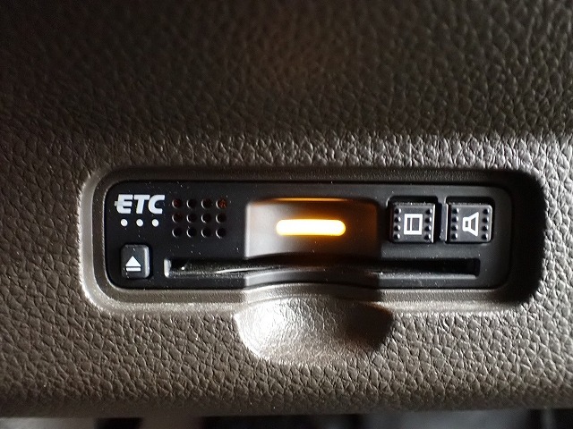 デザインスッキリのビルトイン『ETC』！高速道路の特典はもちろん、キャッシュレスなので料金所では徐行するだけで通過可能です！