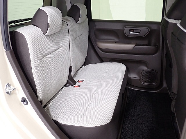 リアシートはシートを前後にスライドさせることが出来るので、足元を広くしたり、荷物が多い時は荷室スペースを広くとることも出来ます☆