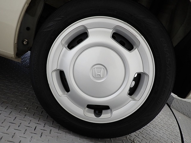 ホイールは車のデザインにマッチした専用タイプです。