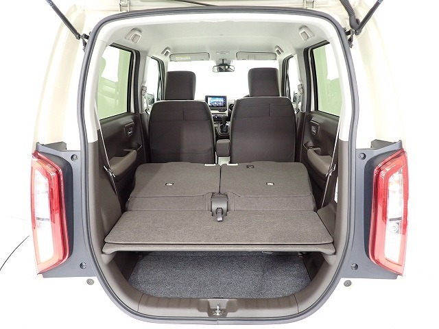 リアシートを使用しない時は、前に倒せば更に広々ラゲッジスペースの出来上がりです、更にたくさんの荷物が積み込み可能です！