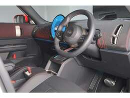 MINI認定中古車は360°チェックリストに従い徹底的にチェック。エンジンやトランスミッションの他、コンピュータシステムなどを詳細に点検。交換基準に達した部品は交換作業後にご納車いたします。