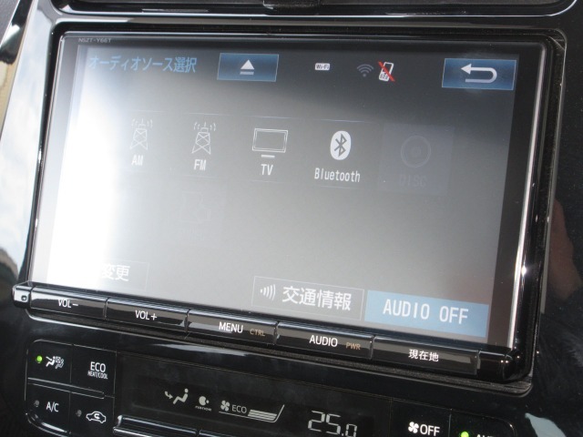 ナビゲーションはトヨタ純正9インチSDナビ(NSZT-Y66T)を装着しております。AM、FM、CD、DVD再生、Bluetooth、音楽録音再生、フルセグTVがご使用いただけます。