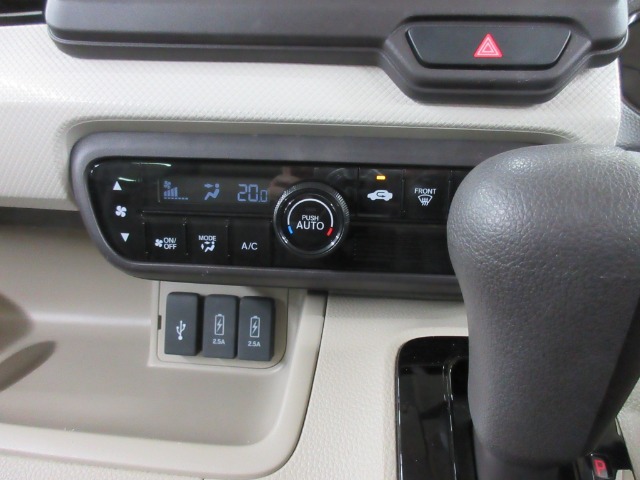 フルオートエアコンで車内お好みの温度に設定が可能でございます