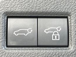 【パワーバックドア】スマートキーや運転席のボタンを押すだけでリアゲートが自動で開閉します！荷物を持っている時や、高い位置にあるバックドアを閉める際に便利な機能です♪