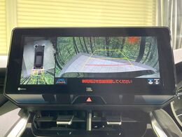 【パノラミックビューモニター】専用のカメラにより、上から見下ろしたような視点で360度クルマの周囲を確認することができます☆死角部分も確認しやすく、狭い場所での切り返しや駐車もスムーズに行えます。