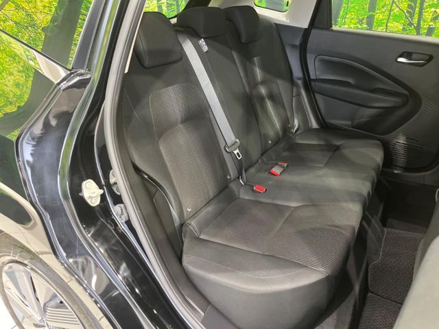 コンパクトカーですが、セカンドシートは十分な広さがあり快適にお乗りいただけます♪シートを倒して大きな荷物を積んだりと、用途の幅が広い1台です。