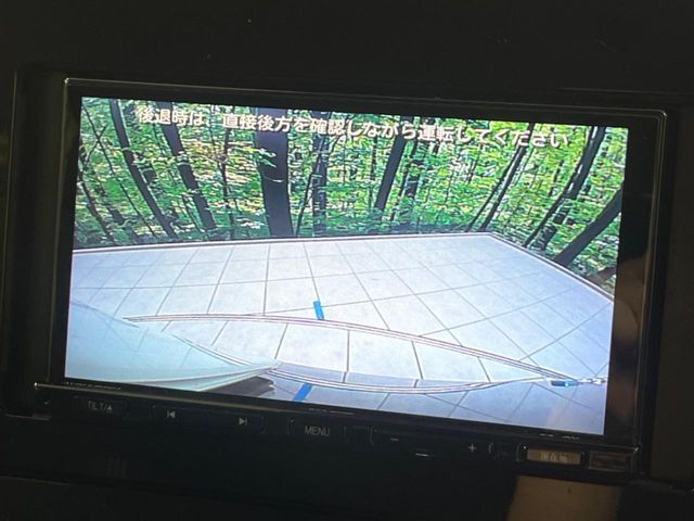【バックカメラ】駐車時に後方がリアルタイム映像で確認できます。大型商業施設や立体駐車場での駐車時や、夜間のバック時に大活躍！運転スキルに関わらず、今や必須となった装備のひとつです！