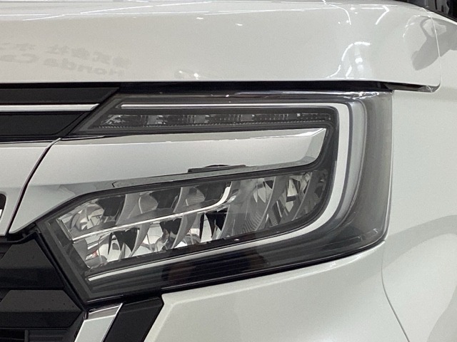 LEDヘッドライトは、点灯の瞬間から最大光量を発揮し、突然暗くなるトンネルなどでの安定感を高めます。