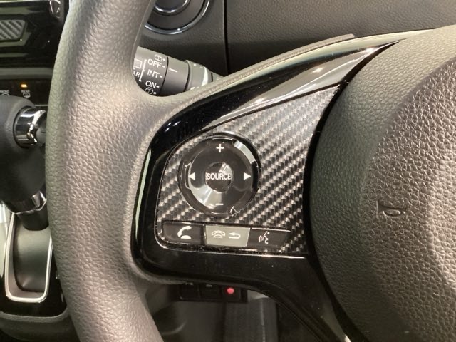 ステアリングにオーディオ操作スイッチが付いています。オーディオ画面に直接タッチしなくても操作が出来ますので、運転に集中できます。