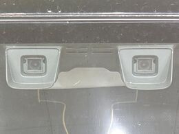 【デュアルカメラブレーキサポート】走行中に前方の車両等を認識し、衝突しそうな時は警報とブレーキで衝突回避と被害軽減をアシスト。より安全にドライブをお楽しみいただけます。