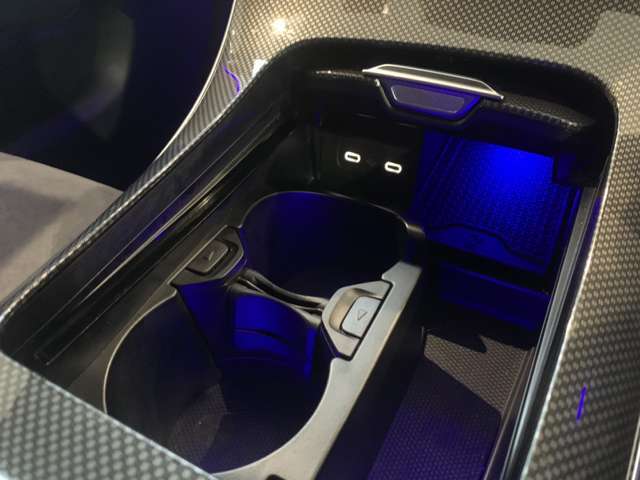 納車前整備は、メルセデスベンツ国際認定メカニックによる最新の検査ライン等の施設が充実した当社工場で入念に行います。メルセデス・ベンツの定める厳しい基準をクリアしたお車のみをご案内させて頂きます。