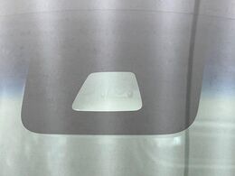 【スマートアシスト】走行中に前方の車両等を認識し、衝突しそうな時は警報とブレーキで衝突回避と被害軽減をアシスト。より安全にドライブをお楽しみいただけます。