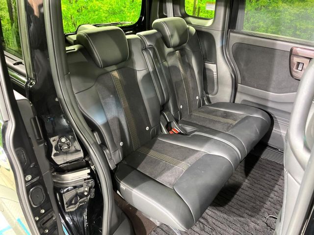 3列目シートはもちろん状態良好☆大人でもゆったりと座って頂けますので、大人数でのお出かけもラクラクです♪ご家族で、気の知れた仲間で、ドライブに行くのが楽しみですね♪