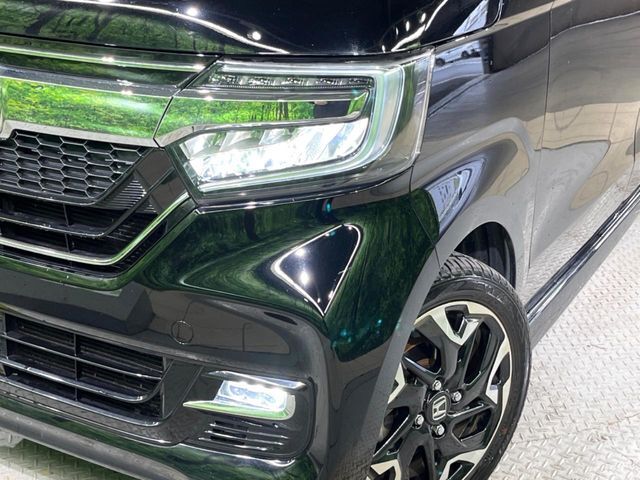 【LEDヘッドライト】悪天候や夜間走行時も良好な視界を確保し安心して運転できる高輝度LEDヘッドライトを装備！点灯速度が早く、消費電力も抑えられています。