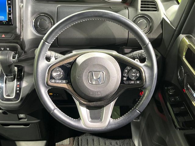 【純正革巻きステアリング】上質な革を使用することで、手にしっかり馴染みとても運転しやすいハンドルです♪