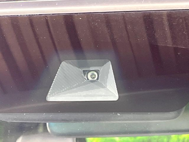 【ホンダセンシング】走行中に前方の車両等を認識し、衝突しそうな時は警報とブレーキで衝突回避と被害軽減をアシスト。より安全にドライブをお楽しみいただけます。