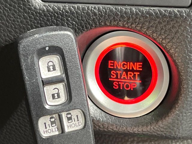 【Hondaスマートキー】カバンやポケットに入れたままでもドアの施錠・解錠が可能なスマートキーを装備。エンジンのオン・オフ時もカギを取り出す必要が無いからとっても便利です♪
