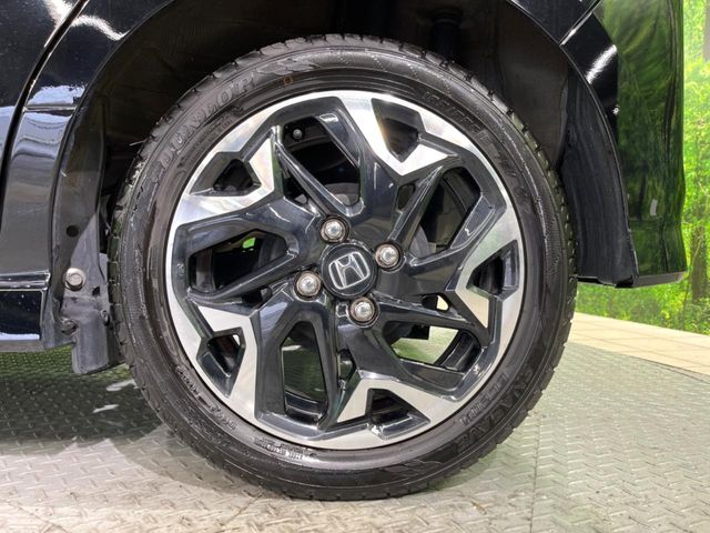 【純正15インチアルミホイール】外観にマッチした純正アルミホイールを装着しております。各種社外アルミホイールや、スタッドレスタイヤも取扱いしております。是非ご相談ください♪