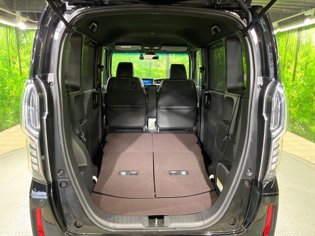 後席を格納すると、これだけの広さが！シーンに合わせたシートアレンジで、大きな荷物も積むことが出来ます♪