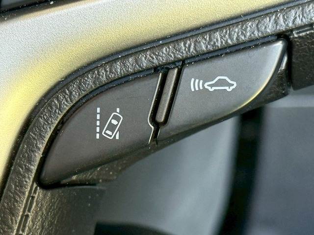 【衝突軽減ブレーキ・車線逸脱警報】など最新の装備が充実しております。