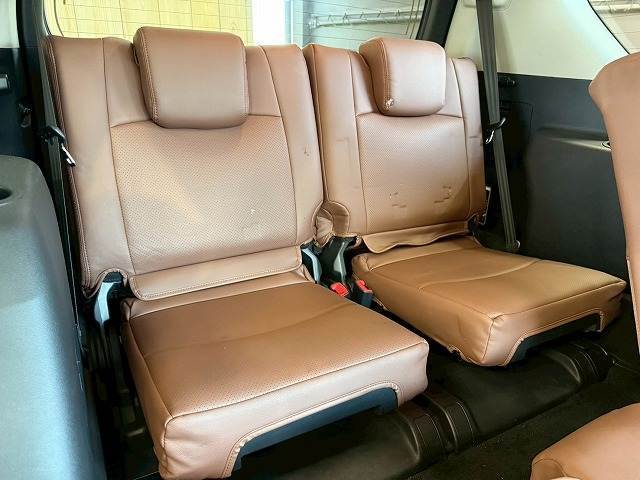 サードシート付の車両です。3列目があると大人数でのドライブはもちろん、使わないときにはシートアレンジによって荷物を積むこともできるので便利ですよね♪