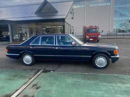 ブラックは法人ほとんどでオーナーカーとしてはミッドナイトブルーが好まれていました。