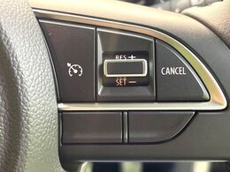 【クルーズコントロール】高速道路もラクラク走行。アクセルを離しても一定速度で走行ができ、長距離運転時の負担を軽減！加速・減速も簡単なスイッチ操作で調整できます。